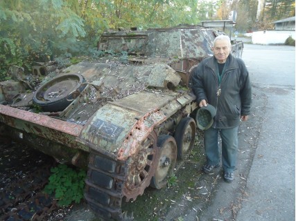 Bernard Sterna posant auprès d'un de ses véhicules militaires