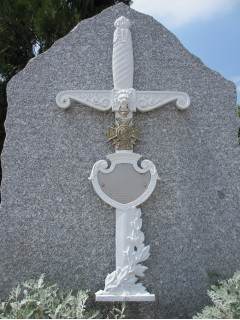 Une croix-épée russe dans le cimetière d'Esserts-Salève-Monnetier-Mornex